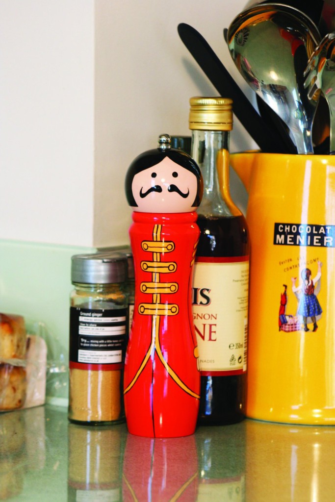 sergeant-pepper-pepper-mill-with-kitchen-gear